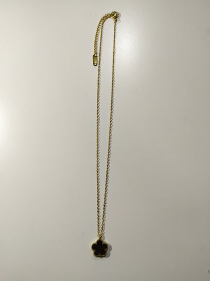 Collar con colgante trebol cinco hojas negro - additional image 2